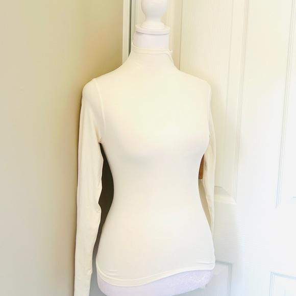 NWT Skims Soft Smoothing Turtleneck - Picture 3 of 4